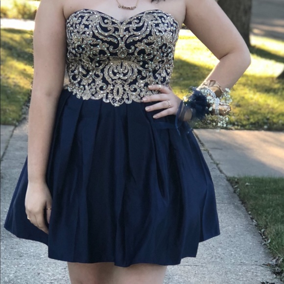 Homecoming dress or quince court dress - Picture 2 of 2